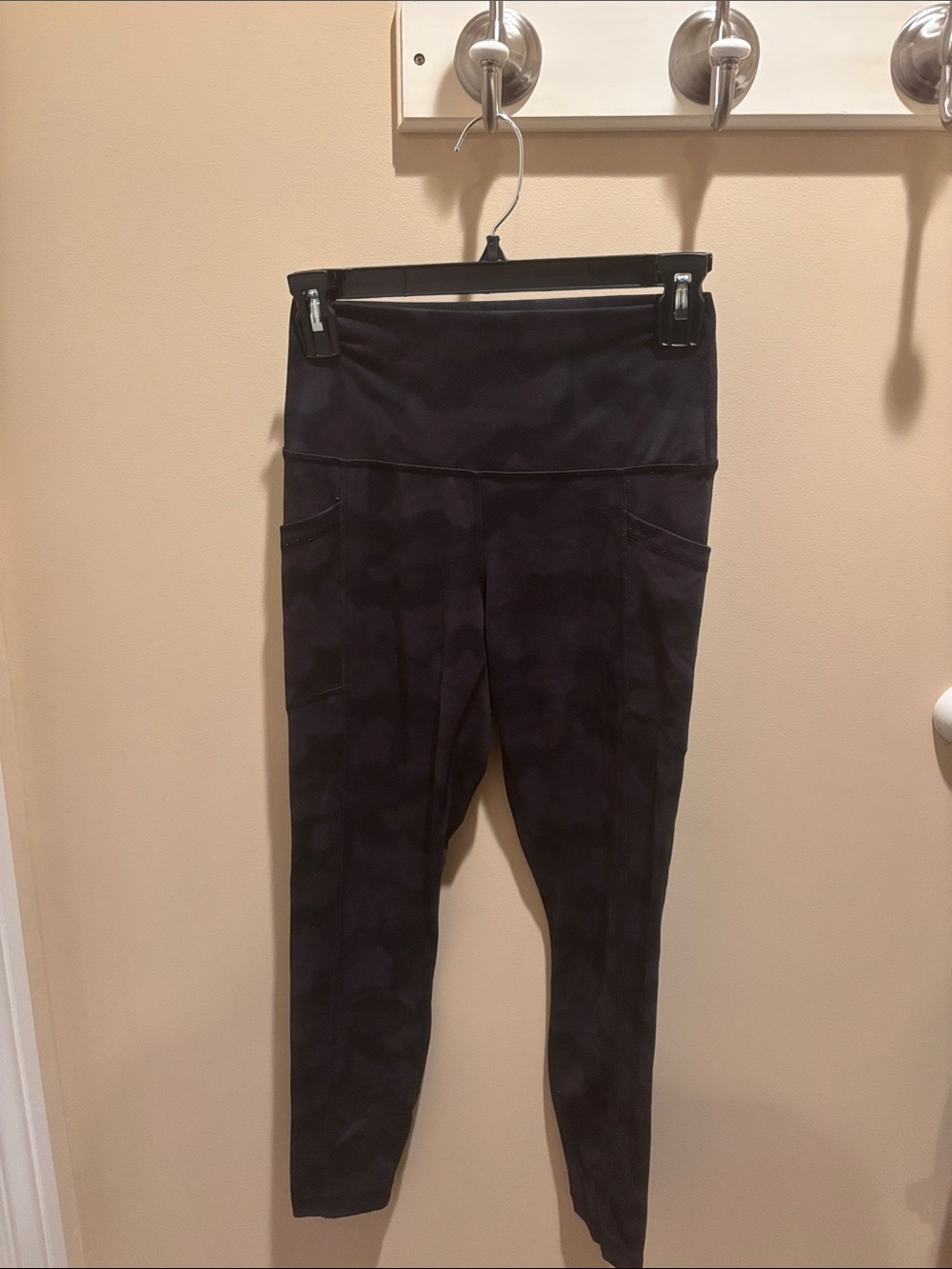 High-Waist Black Active Leggings with Side Pockets